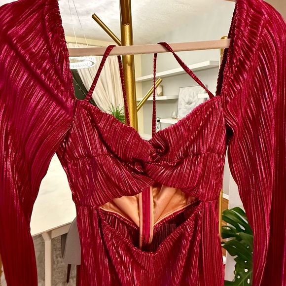 House of Harlow 1960 Metallic Magenta Pleated Cutout Jumpsuit - Picture 2 of 6